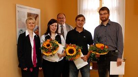 Bild: vorn Personalchefin Katrin Ludwig, Katharina Pleger, Sven Riedel, Michael Mätzke, hinten 1. Beigeordneter Georg Eger