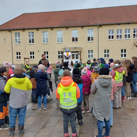 Zirkusmitarbeiter auf unserem Schulhof in Aktion