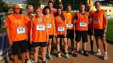 Das 12köpfige Lauf-Team der Stadtverwaltung Rudolstadt vor dem Start im Städtischen Stadion. Foto: F.M. Wagner