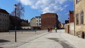 Die sanierte Straße Hinter der Mauer und die anliegenden Parkplätze sind jetzt zur Nutzung freigegeben. Foto: Frank M. Wagner