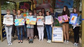 Schülerinnen und Schüler der Schillerschule präsentieren stolz ihre Gestaltungsentwürfe. Foto: Claudia Hoffmann