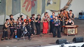 Foto: Gong Linna und der Chor DaBaiSang auf der Marktbühne