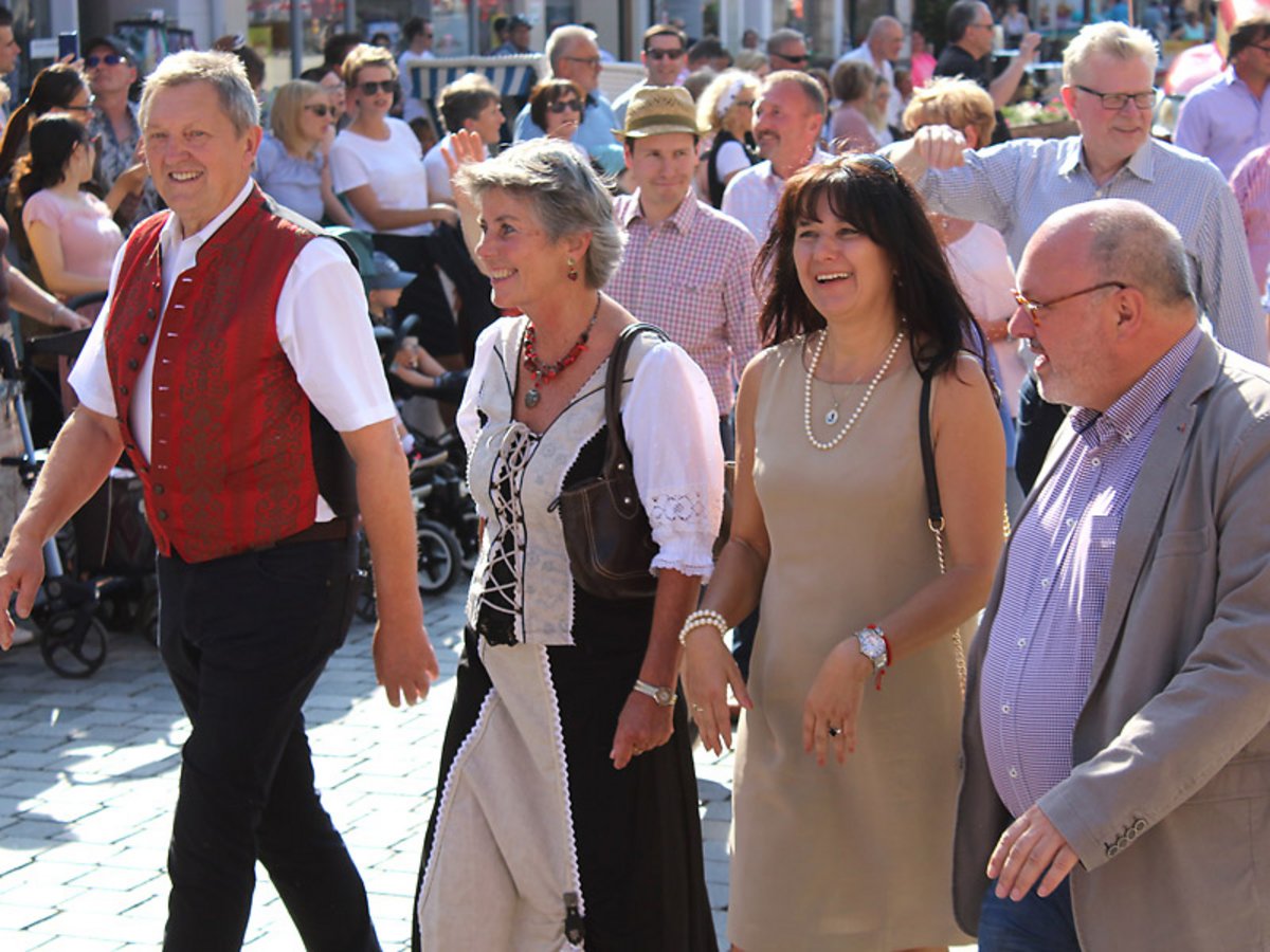 Gemeinsam beim großen Umzug zur Eröffnung des 110. Bayreuther Volksfestes. Foto: Martin Modes