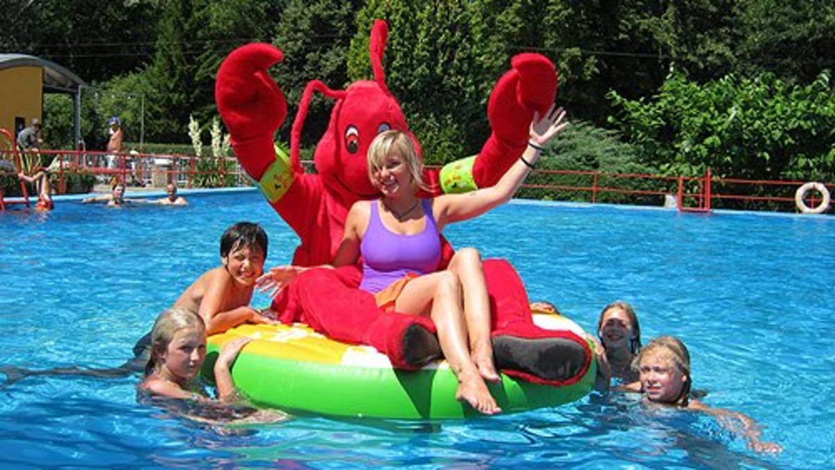 Foto (Saalemaxx): Kunterbuntes Kinderfest im Freibad mit MAXXI und dem Saalemaxx-Animationsteam sowie viele Überraschungen