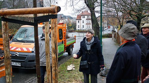Foto: Katarina Richardson (2.v.l.) während der Baumpflanzung in Rudolstadt 