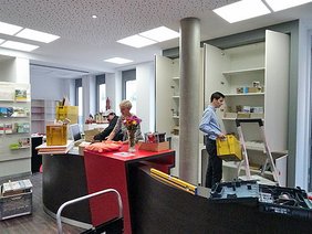Mitarbeiter der Stadt räumen das neue Domizil der Tourist-Info ein. Foto: Frank M. Wagner