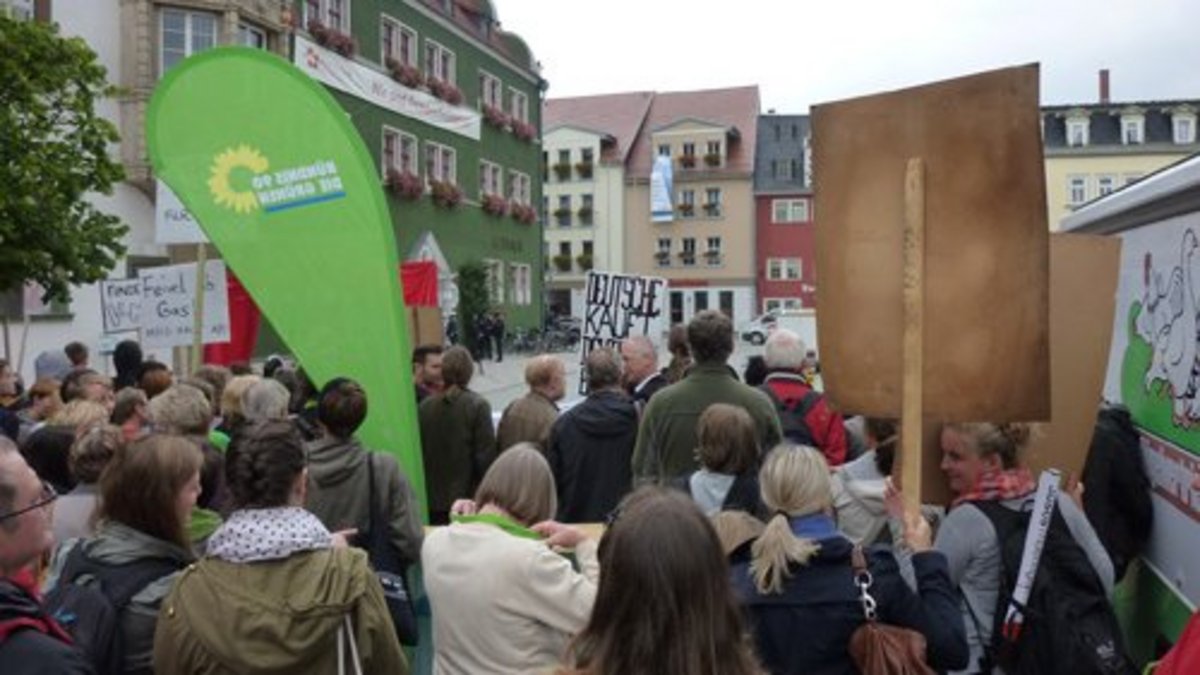 Ein "Buntes Treiben" gab es bereits schon am Nachmittag des 10. September auf dem Marktplatz, als dem Wahlkampfauftritt der NPD ein lautstarker Protest von ca. 150 engagierten Bürgerinnen und Bürgern, Vertretern des "Bündnisses für Toleranz und Zivilcourage", des Stadtrates, demokratischer Parteien und Verwaltungsangestellten entgegenschallte. Foto: F. M. Wagner