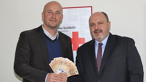 Foto oben: Matthias Schmidt, Vorstandsvorsitzender des DRK-Kreisverbandes Rudolstadt e.V., freut sich über die von Bürgermeister Jörg Reichl übergebene Spende in Höhe von 500 Euro   Foto unten: Vorstandsmitglied Silvia Gebert und Vorsitzender Jürgen Brengel, sowie die ehrenamtlichen Helfer vom Verein Saalfelder Tafel freuen sich über die von Bürgermeister Jörg Reichl überreichte Spende in Höhe von 500 Euro
