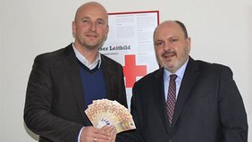 Foto oben: Matthias Schmidt, Vorstandsvorsitzender des DRK-Kreisverbandes Rudolstadt e.V., freut sich über die von Bürgermeister Jörg Reichl übergebene Spende in Höhe von 500 Euro   Foto unten: Vorstandsmitglied Silvia Gebert und Vorsitzender Jürgen Brengel, sowie die ehrenamtlichen Helfer vom Verein Saalfelder Tafel freuen sich über die von Bürgermeister Jörg Reichl überreichte Spende in Höhe von 500 Euro