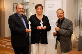 Bürgermeister Jörg Reichl, Künstlerin Kati Zorn und Museumsdirektor Dr. Lutz Unbehaun (v.l.n.r.) präsentieren die drei Schillerfiguren. (Foto: Alexander Stemplewitz)