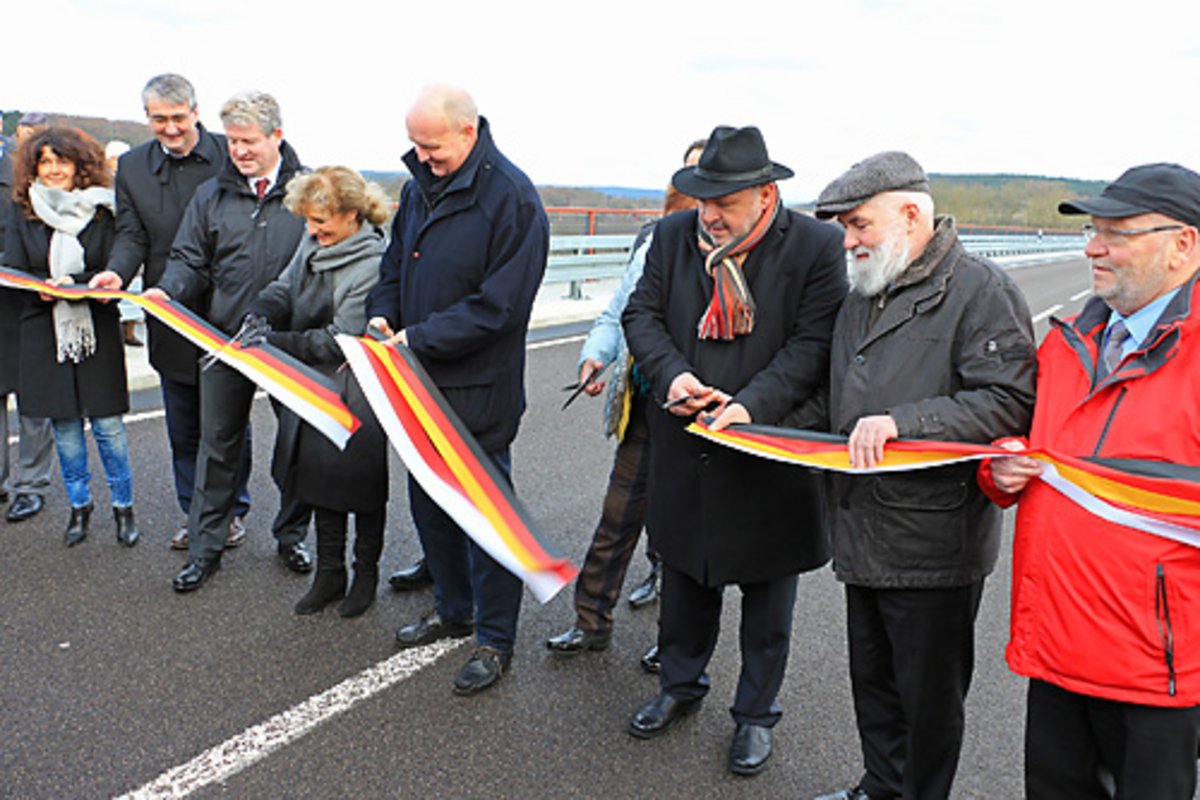 Verkehrsfreigabe der B 90 n auf der neuen Ilmtalbrücke bei Traßdorf im Ilmkreis. Foto: Alexander Stemplewitz