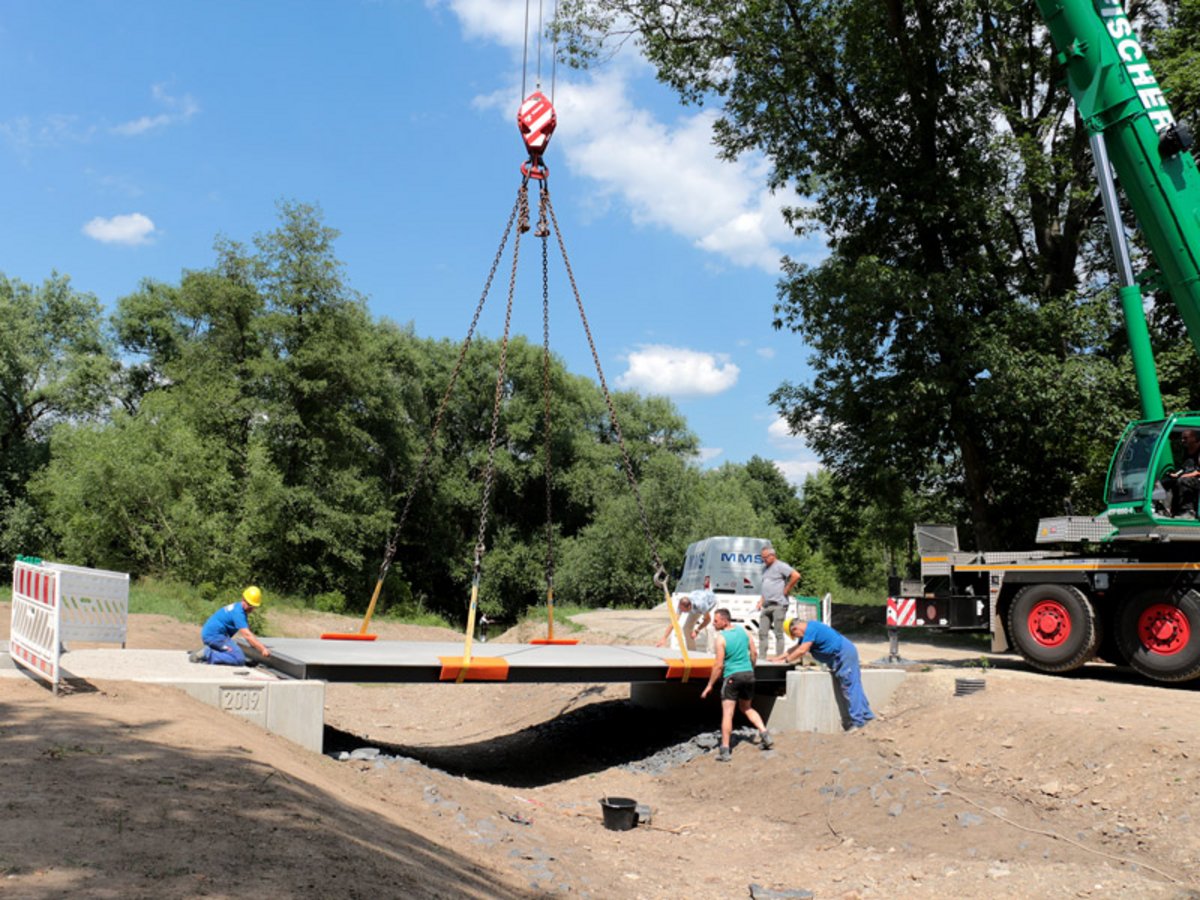 Einhub der Brücke über den freigelegten Gänsebach für den Uferweg nahe der Saale im östlichen Heinepark. Foto: Alexander Stemplewitz