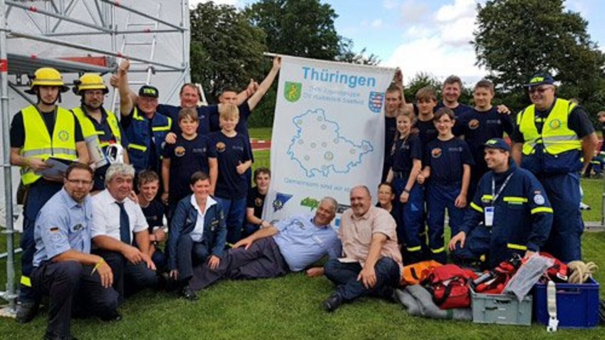 Die Jugendgruppe des THW Ortsverbandes Rudolstadt/Saalfeld mit THW Präsident Albrecht Broemme und Rudolstadts Bürgermeister Jörg Reichl (vorn Mitte) sowie Geschäftsstellenleiter in Thüringen Timo Hausmann, Ortsbeauftragter Rudolstadt/Saalfeld Falk Lehmann, Jugendbeauftragter für Thüringen Susen Müller und Landesbeauftragter für Sachsen/Thüringen Manuel Almanzor (vordere Reihe). Foto: THW