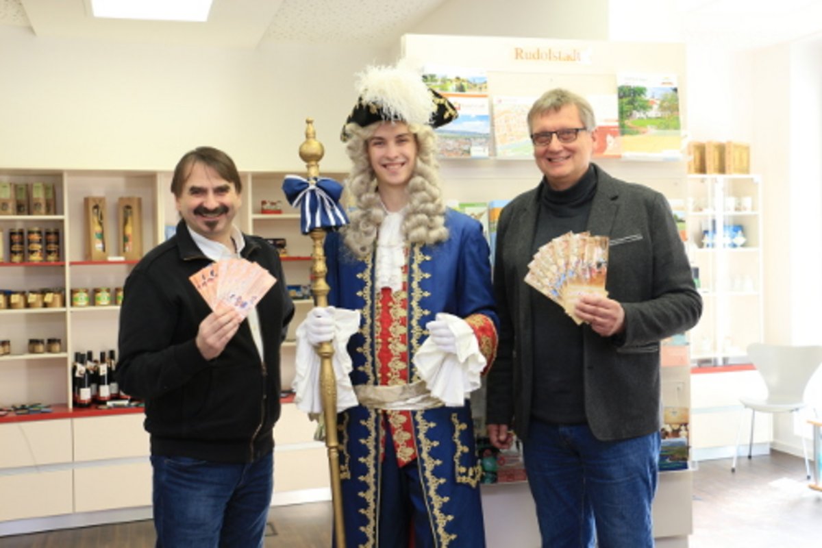Andreas Dornheim vom gleichnamigen Veranstaltungsbüro (links), Dominik Möckel als Hofmarschall Rudolf von Schwatzburg und Rudolstadts Veranstaltungsreferent Frank Grünert präsentieren die Programmflyer und Eintrittskarten zum 8. Barockfest auf Schloss Heidecksburg. Foto: Alexander Stemplewitz