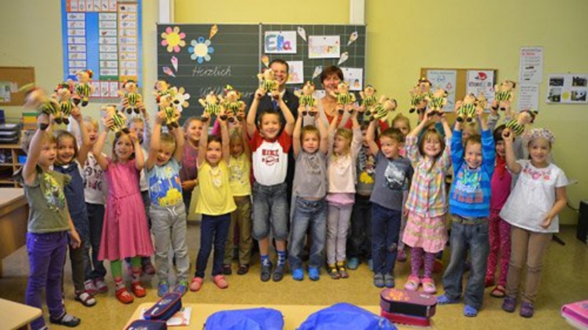 Klassen 1a und 1b der Grundschule "Anton Sommer", im Hintergrund Christian Engel (Leiter Vertrieb/Handel der EVR) und Petra Wittekind (Stadtbibliothek Rudolstadt). Foto: EVR