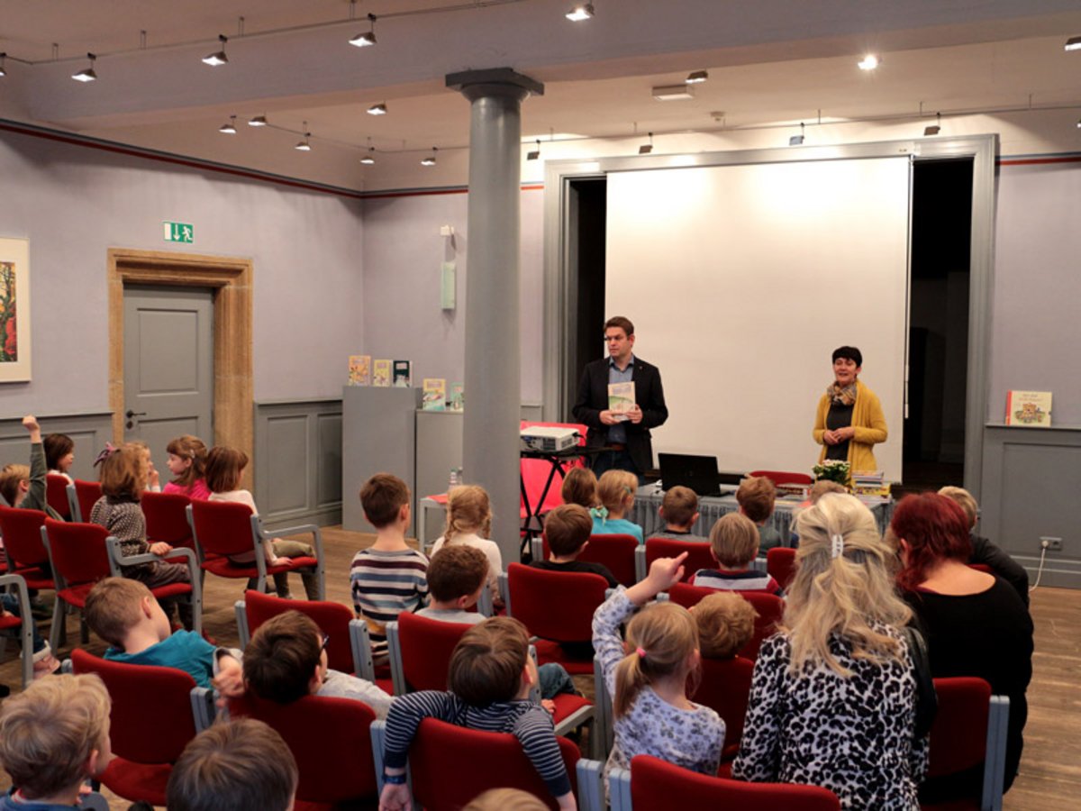 Vorlesetag in der Stadtbibliothek Rudolstadt mit dem 1. Beigeordneten Mirko Schreiber. Foto: Tom Demuth