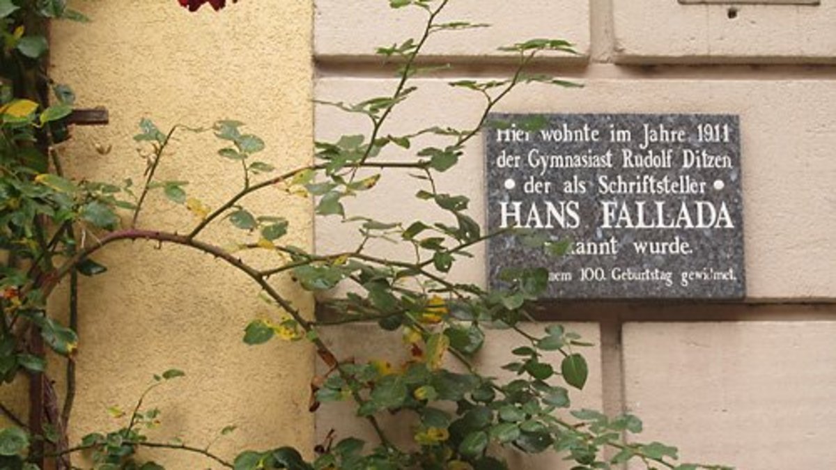 Eine Gedenktafel an Falladas erstem Domizil in Rudolstadt erinnert an seinen verhängnisvollen Aufenthalt im Jahr 1911. Foto: Zeilenwert